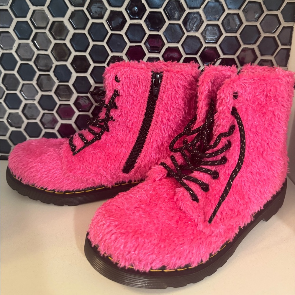 New Kids Dr Martens Junior 1460 Pascal Pink Tinsel Fur Lace Up Boots Size 3 Y